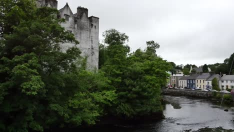 Irland-Donegal-Stadtburg-Am-Fluss-Eske