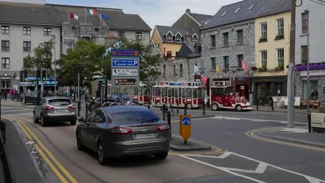Irlanda-Galway-City-Cars-En-Una-Calle-Concurrida