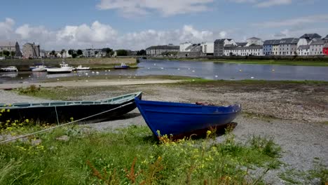 Irlanda-Galway-Ciudad-Barcos-A-Lo-Largo-De-La-Costa-De-La-Bahía