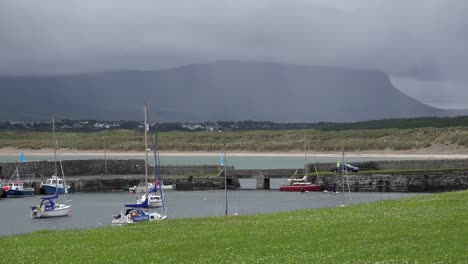 Irlanda-Mullaghmore-Barcos-En-Un-Puerto-De-Barcos