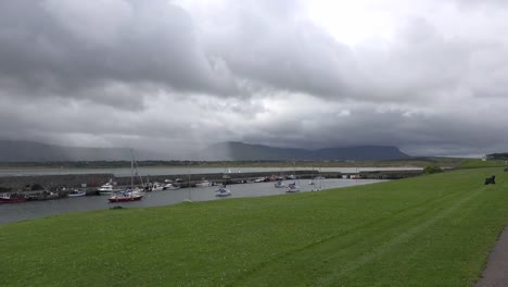 Irland-Mullaghmore-Regen-über-Ben-Bulbin-Zeitraffer