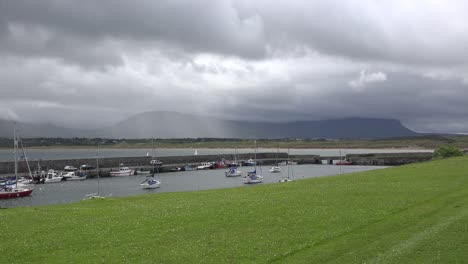 Irland-Mullaghmore-Regen-über-Ben-Bulbin