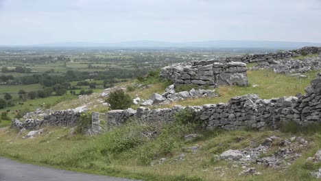 Irland-Landschaft-Mit-Steinmauern