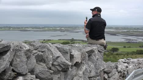 Irland-Mann-Auf-Steinmauer-Fotos-Mit-Telefon