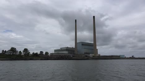 Planta-De-Energía-De-Irlanda-Visto-Desde-Un-Ferry-A-Través-Del-Estuario