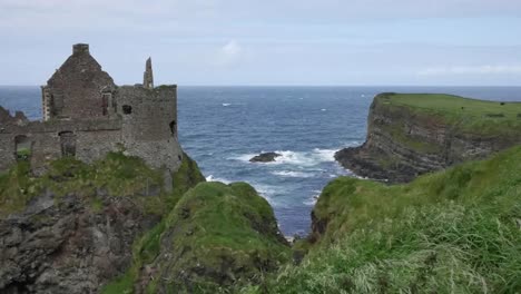 Nordirland-Dunluce-Castle-Auf-Einer-Klippe-über-Dem-Meer