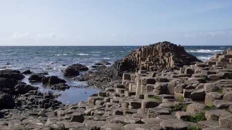 Nordirlands-Riesendamm,-Der-Sich-Bis-Zum-Meer-Erstreckt