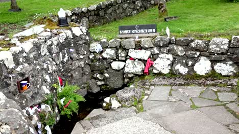 Nordirland-St.-Aidans-Heiliger-Brunnen-Und-Opfergaben