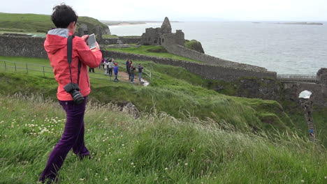 Irlanda-Del-Norte-Chica-Fotografiando-El-Castillo-De-Dunluce