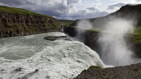 Island-Gullfoss-Wasserfall-über-Dem-Rand