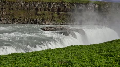 Island-Gullfoss-Wasserfall-Wasser-über-Den-Rand