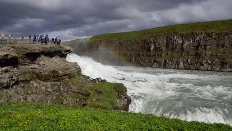 Islandia-Cascada-De-Gullfoss-Con-Gente-Mirando