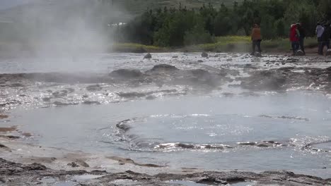 Island-Haukadalur-Strokkur-Geysir-Bricht-Aus,-Dann-Fließt-Wasser-In-Die-Entlüftungspfanne