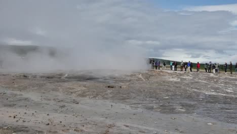 Islandia-Valle-Geotérmico-De-Haukadalur-Con-Bandeja-De-Erupción