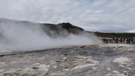 Iceland-Haukadalur-People-Wait-For-Strokkur-Geyser-Pan