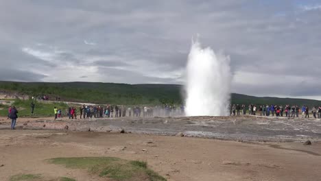 Die-Isländischen-Haukadalur-Leute-Warten-Darauf,-Dass-Der-Strokkur-Geysir-Pan-Ausbricht