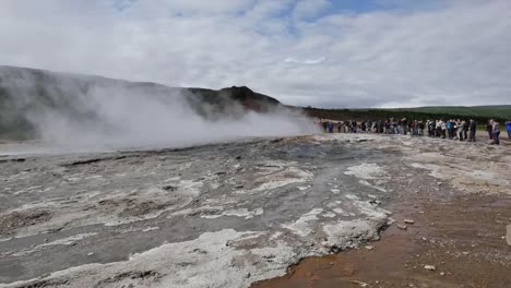 Island-Haukadalur-Menschen-Warten-Auf-Strokkur-Geysir