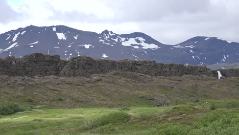 Islandia-Glitch-y-estática-De-Pingvellir-Escarpa-A-Lo-Largo-Del-Límite-De-La-Placa-Con-Cascada