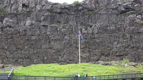 Roca-De-La-Ley-De-Pingvellir-De-Islandia-En-La-Grieta-Volcánica