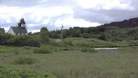 Islandia-Pingvellir-Iglesia-Y-Bandera