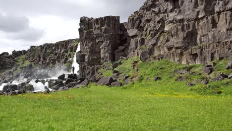 Islandia-Pingvellir-Hombre-De-Pie-Junto-A-La-Cascada