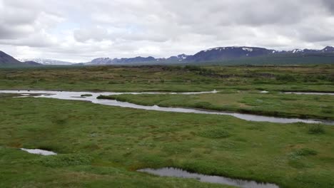 Island-Pingvellir-Bach-über-Die-Ebene