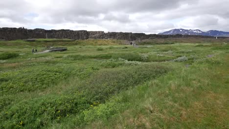 Island-Pingvellir-Ansicht-Mit-Brücke-Und-Rift