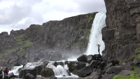 Island-Pingvellir-Wasserfall-über-Rift-Cliffs