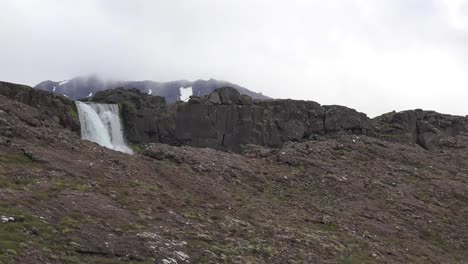 Island-Pingvellir-Wasserfall-Stürzt-über-Klippe