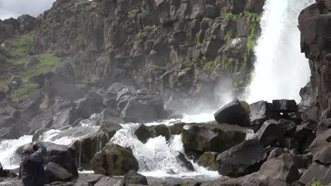 Island-Pingvellir-Wasserfall-Mit-Fotograf