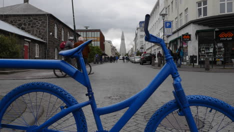 Island-Reykjavik-Fahrradrahmen-Straßenszene-Mit-Kirche