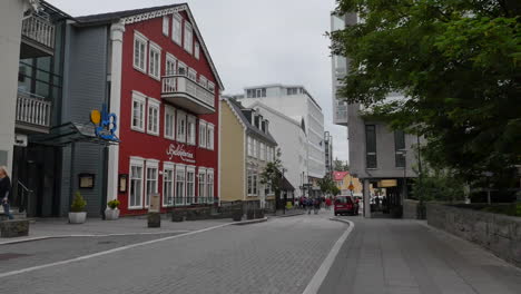 Island-Reykjavik-Straße-Mit-Rotem-Gebäude