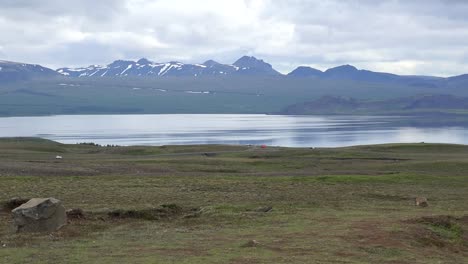 Islandia-Paisaje-Montañas-Y-Lago-Pingvallavatn-Pan