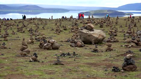 Islandlandschaft-Mit-Steinhaufen-Und-Menschen