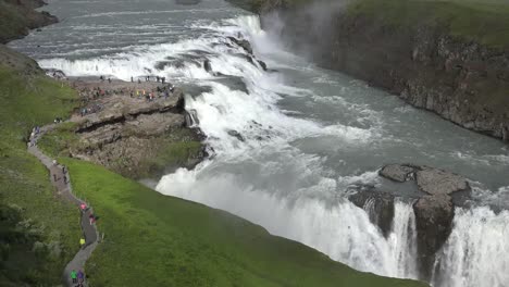 Island-Touristen-Auf-Dem-Weg-über-Dem-Wasserfall-Gullfoss
