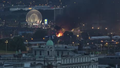 Nordirland-Belfast-Elfte-Nacht-Lagerfeuer-Und-Aufstiegskugel-Skulptur-Ansicht-Zoom