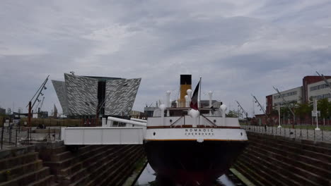 Nordirland-Belfast-Nomaden-Im-Trockendock-Mit-Titanic-Museum