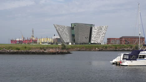 Nordirland-Belfast-Titanic-Museum-Mit-Jachthafen-Und-Bootspfanne