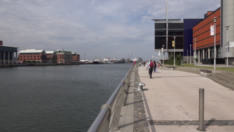 Nordirland-Belfast-Wanderer-Entlang-Queens-Quay-Und-Odyssey-Pavillon