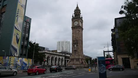 Irlanda-Del-Norte-Belfast-Street-Con-La-Torre-Del-Reloj