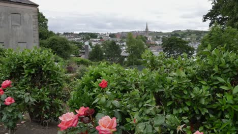 Vista-De-Downpatrick-De-Irlanda-Del-Norte-Con-Jardín-E-Iglesia