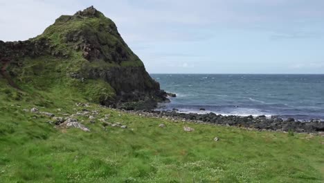 Nordirland-Giants-Causeway-Kiesstrand-Mit-Hügel