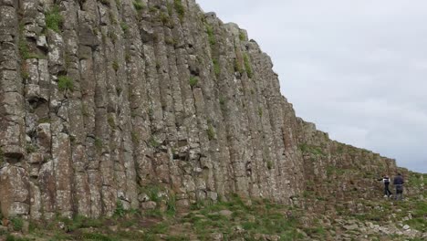 Nordirland-Giants-Causeway-Touristen-Auf-Felsen-Unter-Säulen