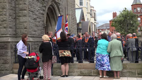 Irlanda-Del-Norte-Orangemen-Entrando-En-La-Iglesia-Presbiteriana