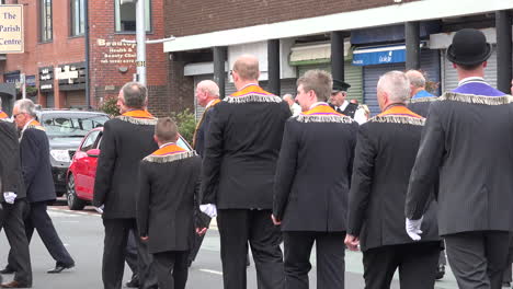 Nordirland-Orangenmänner,-Die-In-Einer-Kleinen-Stadt-Marschieren