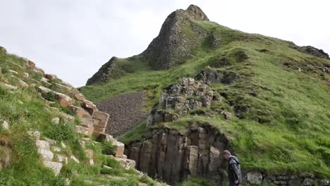 Nordirland-Basaltsäulen-Zwischen-Grasbewachsenen-Höhen-Am-Giants-Causeway