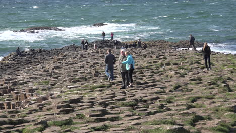 Nordirland-Basaltsäulen,-Die-Am-Giants-Causeway-Ins-Meer-Absteigen