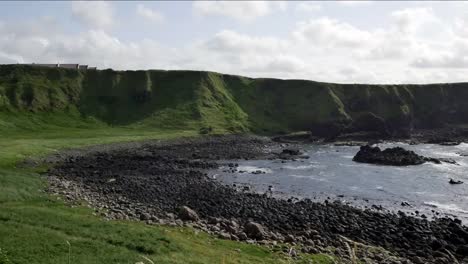 Acantilados-Y-Playa-De-Guijarros-Del-Norte-De-Irlanda-Cerca-De-La-Calzada-De-Los-Gigantes