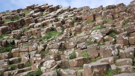 Nordirland-Sechseckige-Säulen-Mit-Flechten-Am-Giants-Causeway