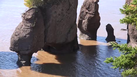 Canadá-Bahía-De-Funday-Marea-Saliendo-En-Hopewell-Rocks